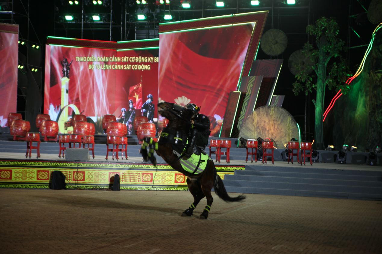 Đặc sắc đêm nghệ thuật tôn vinh những cá nhân giữ bình yên buôn làng Tây Nguyên