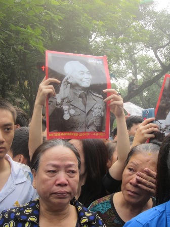 Nước non nhòa lệ tiễn Người