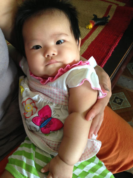 Cụ nội đầu thai, bé gái hơn 2 tháng tuổi biết nói?