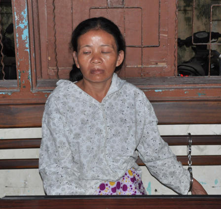 Bắt con bạn nghèo bán nhưng không dám tiêu tiền vì sợ lộ