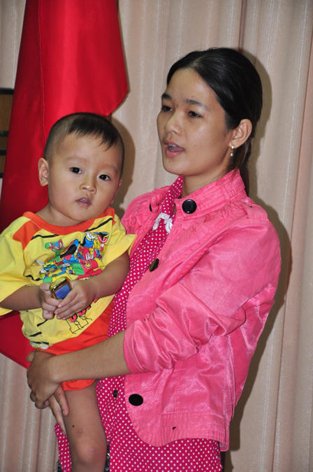 Bắt con bạn nghèo bán nhưng không dám tiêu tiền vì sợ lộ