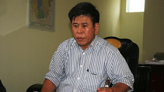 Bé gái bị bố đẻ và mẹ kế bạo hành, vứt ra nghĩa địa