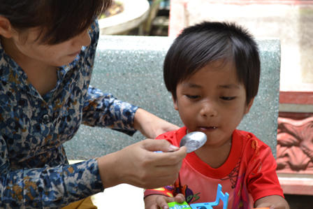 Mẹ em bé bị ép đi ăn xin đối diện nguy cơ hầu tòa