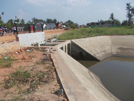 Hai học sinh chết đuối trước sự lãnh cảm của người lớn đứng nhìn