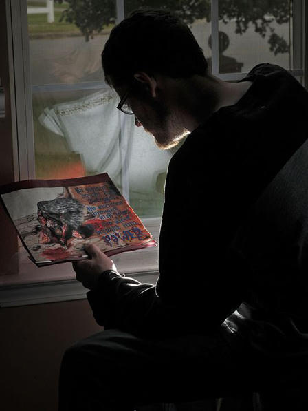 Y học bó tay với căn bệnh quái đản khóc ra máu