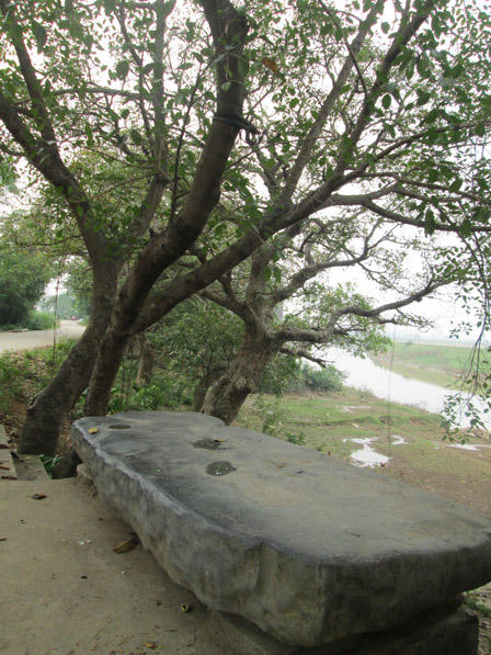 Phiến đá kỳ lạ, cứ xê dịch là làng "sinh chuyện"?