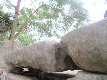 Phiến đá kỳ lạ, cứ xê dịch là làng "sinh chuyện"?