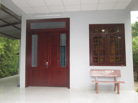 Con nghiện ngáo đá khỏa thân chạy khắp xóm rồi xông vào hiếp thím già