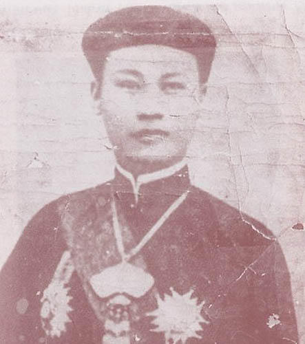 Giữ khí phách, Vua dạy con làm yên ngựa kiếm sống