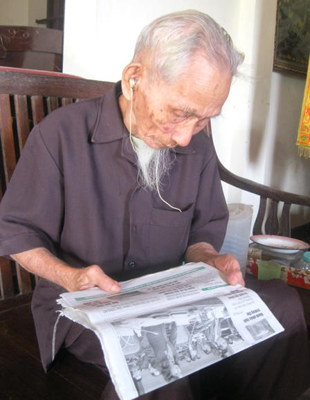 Đôi vợ chồng trên 100 tuổi chuyên “hành nghề”... dự đám cưới