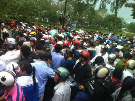 Thợ lặn "làm tiền" trên xác nữ sinh dưới sông An Cựu