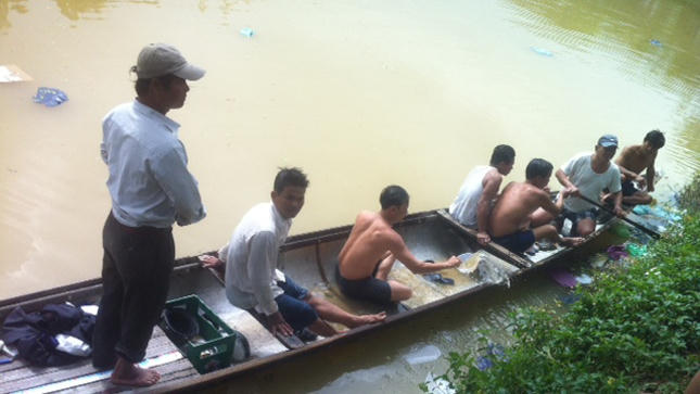 Thợ lặn "làm tiền" trên xác nữ sinh dưới sông An Cựu