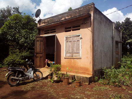 Nhóm trai làng xúm vào giở trò đồi bại với cả bà đẻ