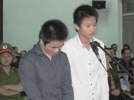 Cha nén tình riêng báo công an nghi vấn con giết người