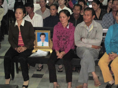 Cha nén tình riêng báo công an nghi vấn con giết người