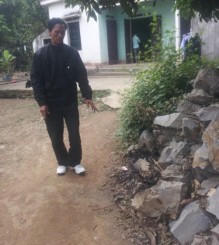 Bắt gã đàn ông... vác kiếm đi “cầu hôn“