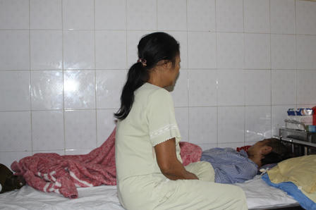 Nghi bị phản bội, chồng “dạy vợ” bằng axit