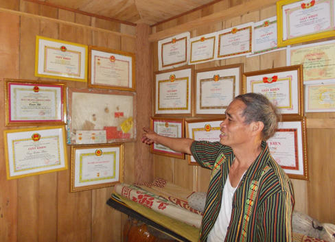 Lão nông chân đất 1000 ngày băng rừng mở đường lên Cổng Trời 