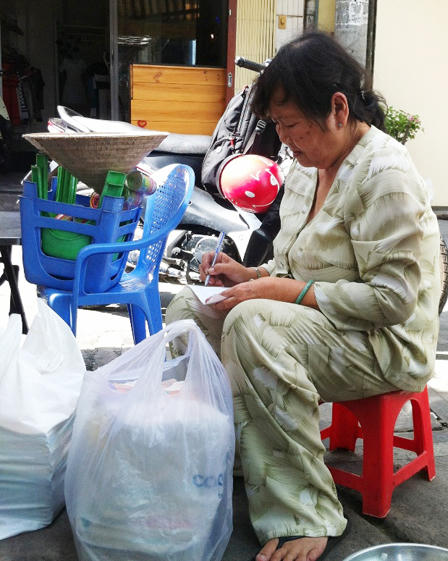 Bà má bán bánh mì, lượm ve chai “nuôi” lợn đất từ thiện 