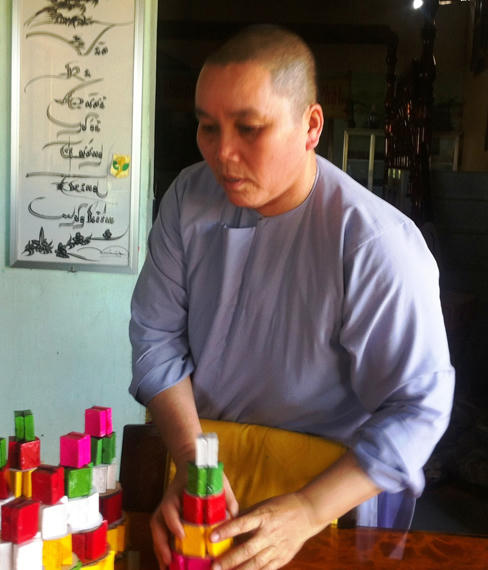 Đàn rắn nghe kinh rơi lộp bộp trong ngôi chùa hơn 200 tuổi