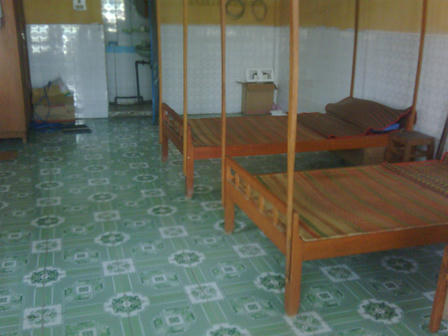 Cảm thương cô bé thèm gói mì tôm, mất đời con gái 