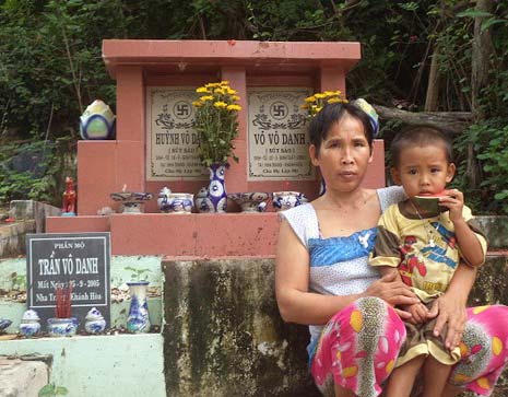 Cặp vợ chồng nghèo chuyên tìm mồ vô chủ về táng ở vườn nhà