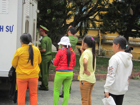 Mẹ con bé gái bị hiếp khóc ngất vì… bị cáo phải đi tù