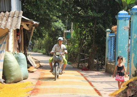 Chuyện ở ngôi làng trải chiếu cho xe chạy