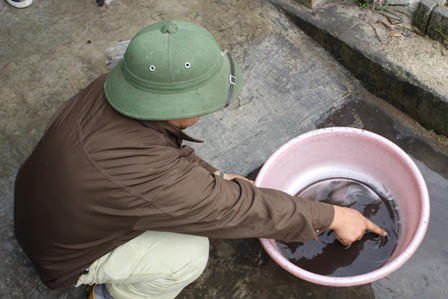 Người dân dựng lều “cấm vận” nhà máy luyện gang ô nhiễm