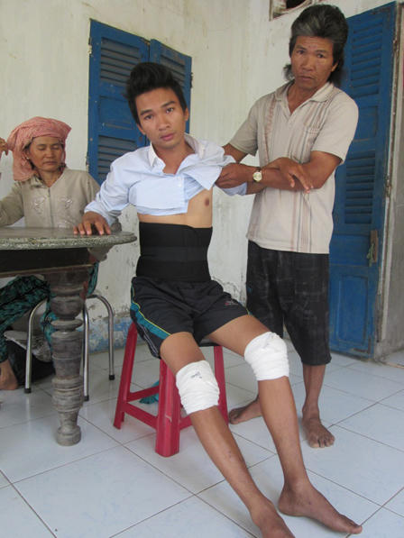 Bốn công an dùng nhục hình, xát ớt bột vào hạ bộ một thanh niên