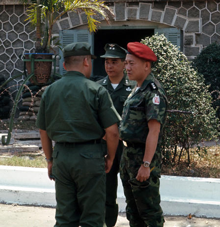 Viên tướng cuồng tín, dị đoan và những chuyện cười bể bụng