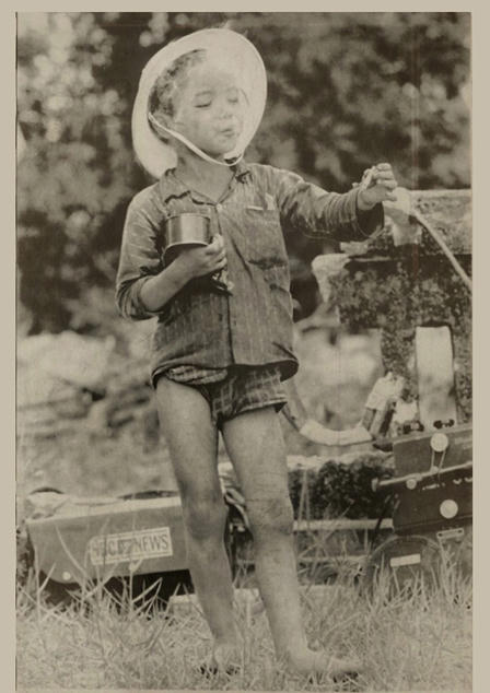 Viên tướng cuồng tín mê mẩn quanh đứa bé 8 tuổi