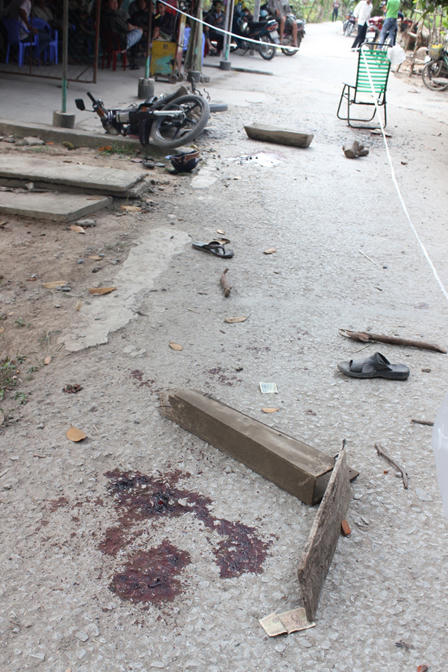 Mất hứng đánh bạc, vung dao giết người