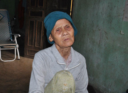 Đêm lạnh của mẹ già bị đàn con bỏ đói trong nghĩa trang