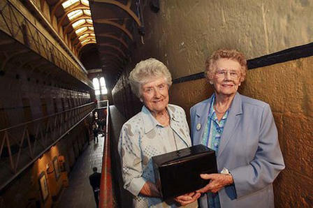 Án oan 80 năm của ông chủ quán rượu Úc