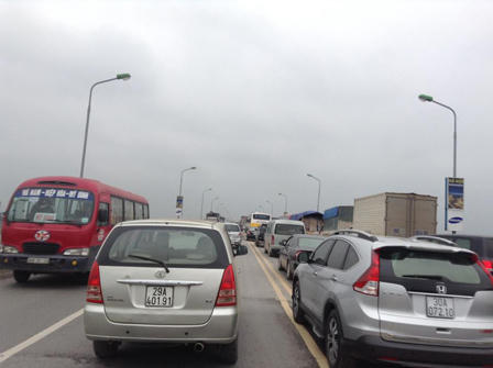 Tai nạn liên hoàn nghiêm trọng trên cầu Thăng Long