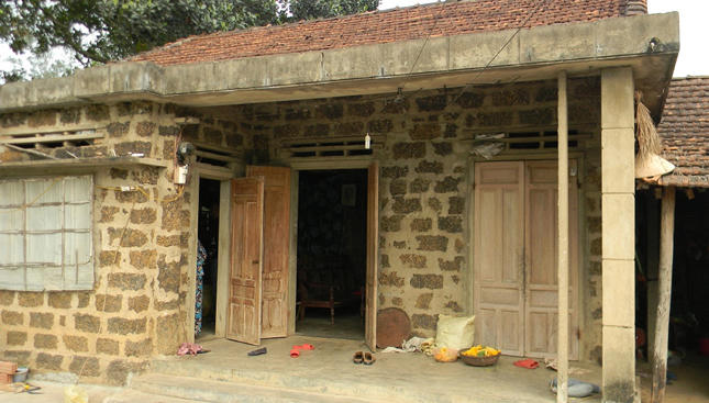 Đói ăn, bé gái bị làm nhục, mất mạng tức tưởi