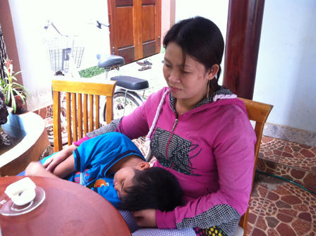 Gia cảnh người mẹ cháu bé bị dì ghẻ hành hạ