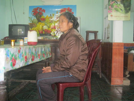 Chở con gái phát điên đi tìm công lý vụ “nhờ bạn hiếp vợ” 