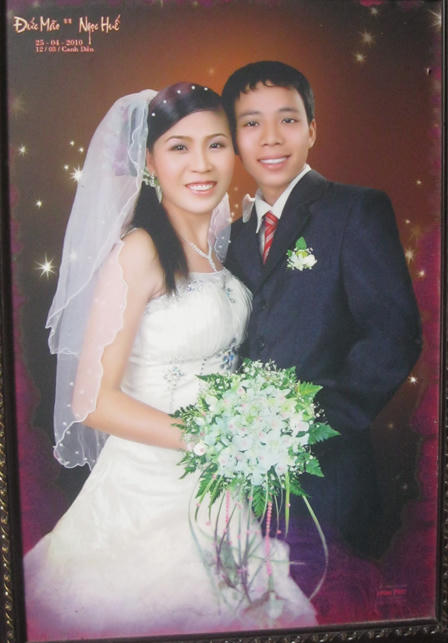 Chở con gái phát điên đi tìm công lý vụ “nhờ bạn hiếp vợ” 