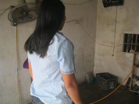 Chở con gái phát điên đi tìm công lý vụ “nhờ bạn hiếp vợ” 