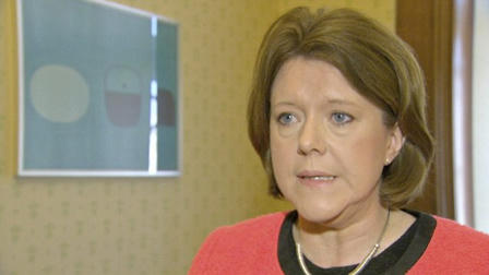 Bộ trưởng mất chức vì để cha mẹ ở nhà công vụ