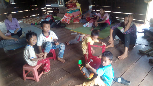 3 đứa trẻ hãi hùng nhìn mẹ chết thảm dưới tay cha