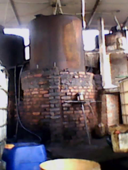 Phát hiện kinh hoàng từ "nhà máy lọc dầu" trong... lò gạch