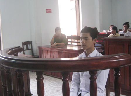 Bức bách vì vợ ở cữ, bắt gái bán dâm nộp "thuế tình"