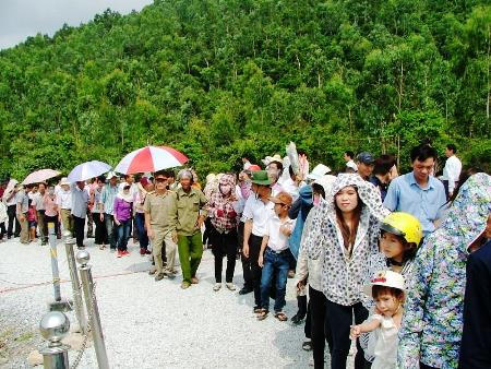 Hàng vạn người viếng mộ Đại tướng Võ Nguyên Giáp dịp 30/4