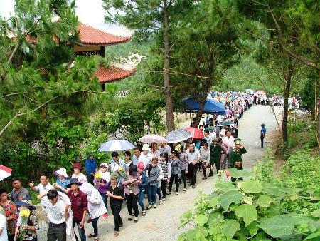 Hàng vạn người viếng mộ Đại tướng Võ Nguyên Giáp dịp 30/4