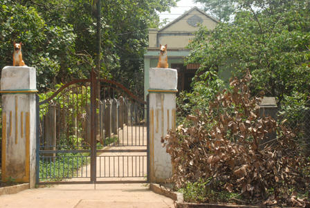 Bị thắt chi tiêu, chồng giăng điện “bẫy” vợ trong nhà tắm