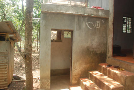 Bị thắt chi tiêu, chồng giăng điện “bẫy” vợ trong nhà tắm