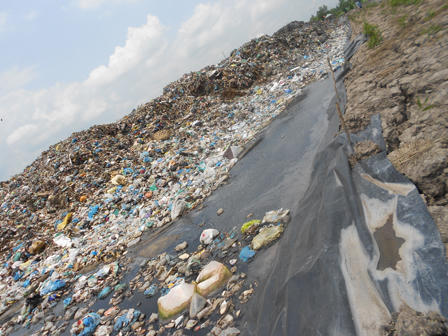 Hàng trăm người lập hàng rào chặn xe chở rác 